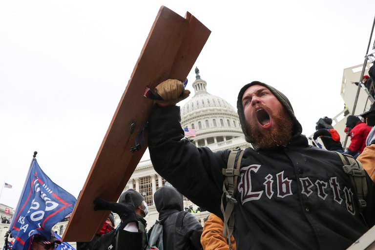 Estados Unidos: seguidores de Trump toman por asalto el Capitolio donde validaban a Biden