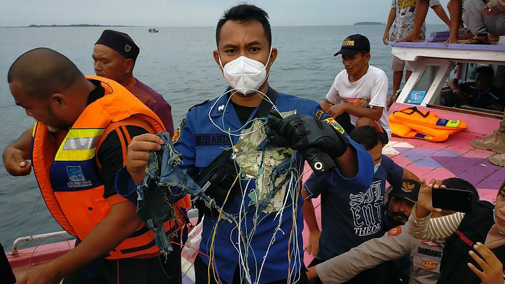 Indonesia: Desapareció un avión Boeing 737 con 62 personas a bordo poco después de despegar