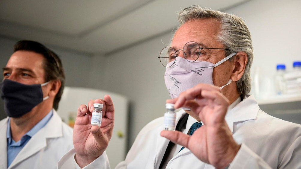 Alberto Fernández recorrió los laboratorios donde se hace el suero hiperinmune