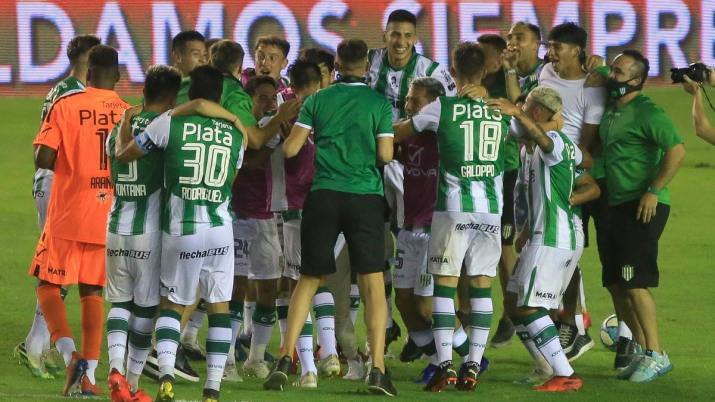 Banfield goleó a San Lorenzo y enfrentará a Boca en la final de la Copa Diego Maradona