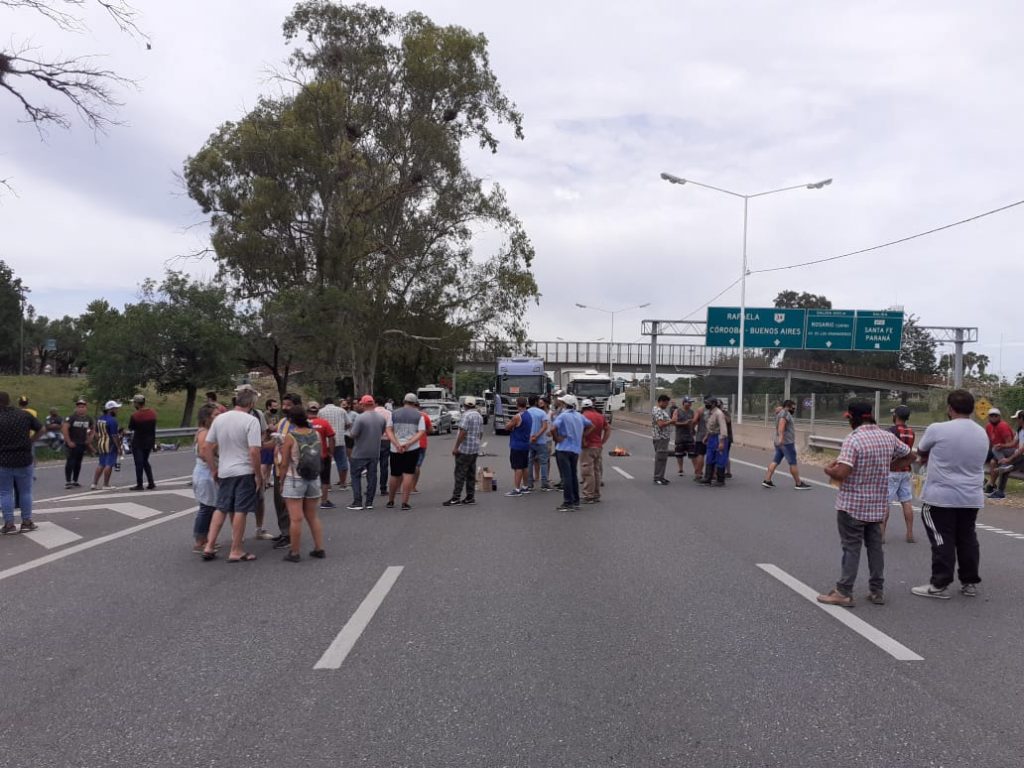 Pescadores santafesinos mantienen la protesta en dos puntos de la provincia