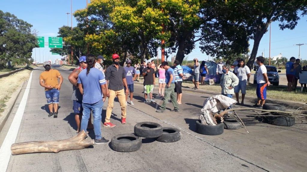 Pescadores cortan el acceso a la ciudad de Santa Fe por Ruta Nacional 168