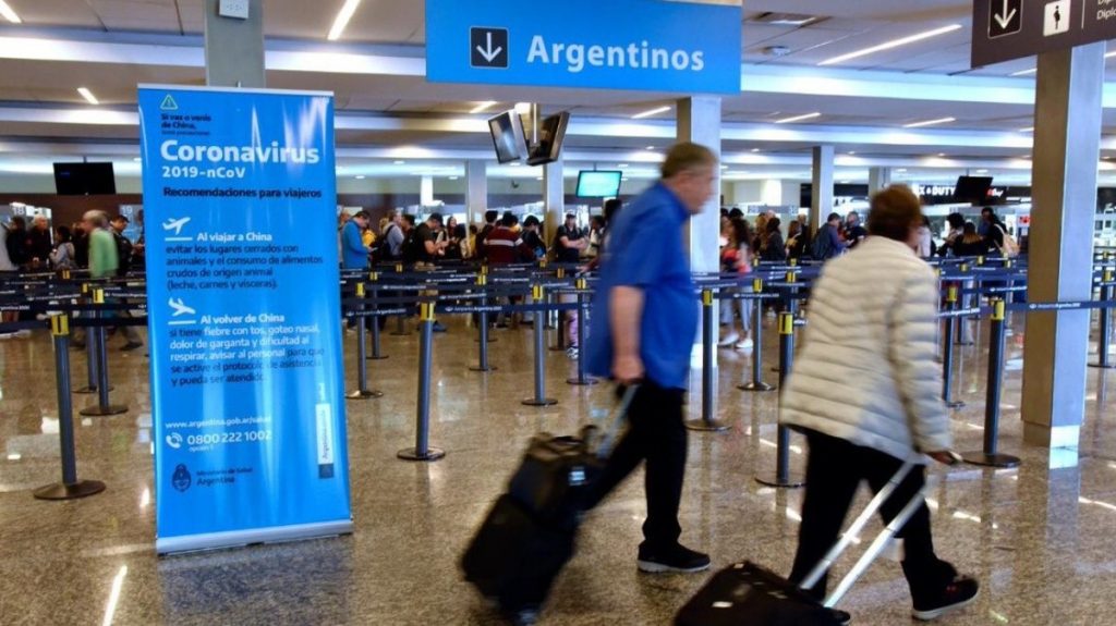 El Gobierno pidió postergar viajes al exterior, especialmente en mayores de 60 años