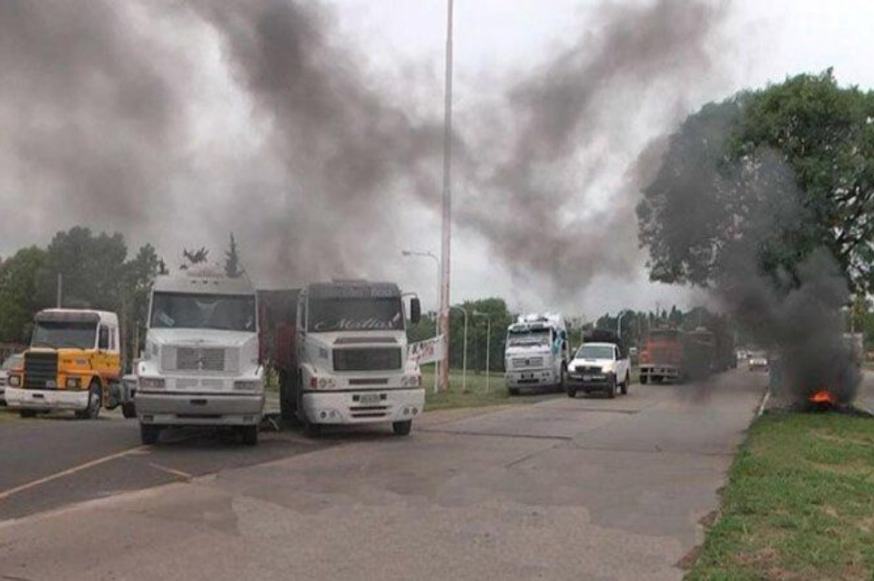 Camioneros cortan la Ruta Nacional 168 a la altura del túnel subfluvial