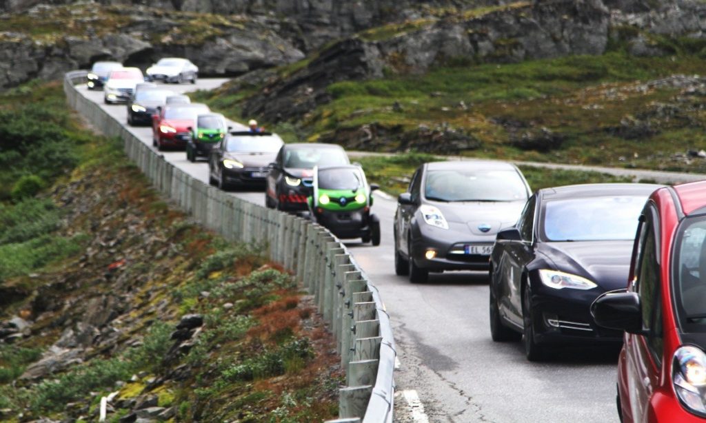 Noruega vendió más autos eléctricos que de combustión en 2020