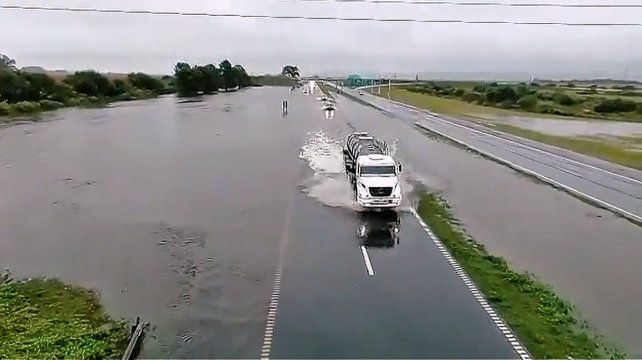 Gálvez y Coronda bajo agua por el temporal