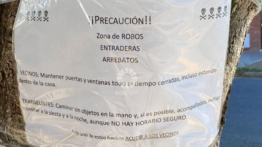 Vecinos de Candioti Norte alertan sobre la inseguridad colgando carteles en los árboles