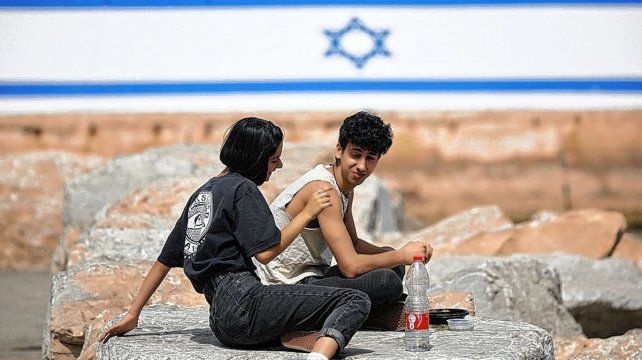 Israel se libera del barbijo al aire libre