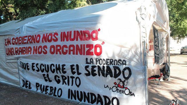 Carpa negra frente a la Legislatura: a 18 años de la inundación del 2003