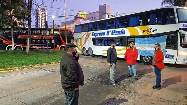 Transportistas de turismo bloquearon el acceso a la Terminal de Ómnibus