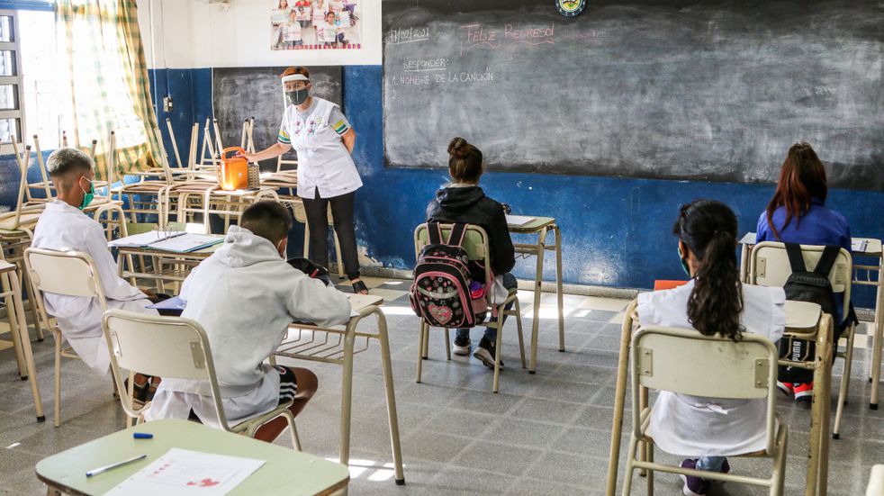 Perotti anunció suspensión de clases presenciales en los departamentos de Rosario y San Lorenzo