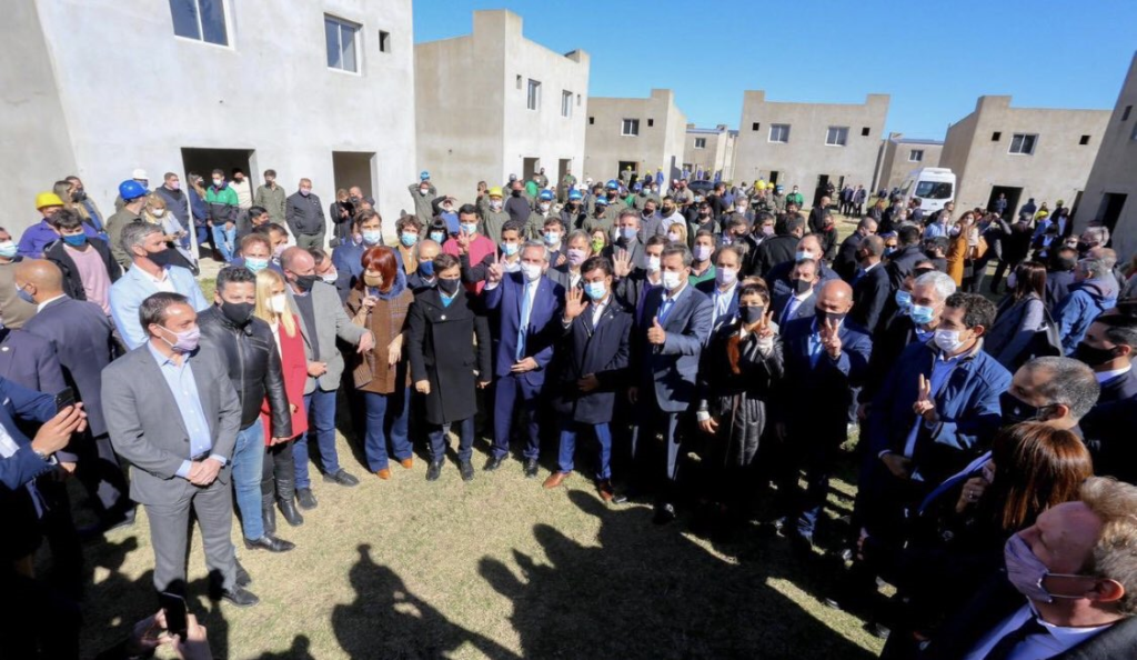 Elevadas críticas a la “foto de la unidad” de Alberto y Cristina sin distanciamiento social