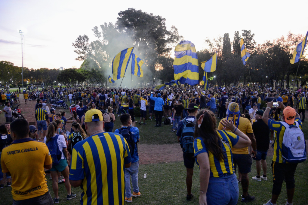 Cientos de hinchas de Central realizaron un banderazo sin ningún tipo de control