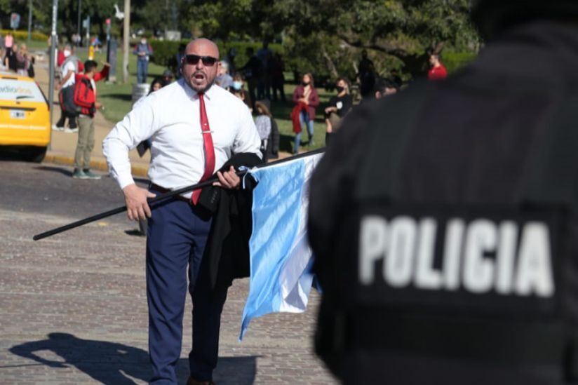 Incidentes y balas de goma en la protesta anticuarentena en Rosario