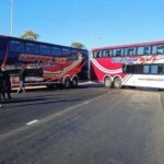 Autopista Santa Fe-Rosario cortada por el reclamo de transportistas de turismo