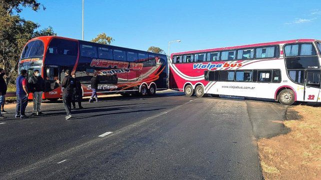 Autopista Santa Fe-Rosario cortada por el reclamo de transportistas de turismo