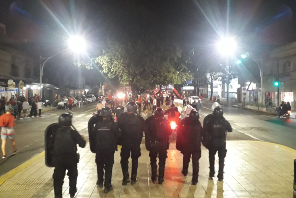 Hinchas de Colón festejaron en la calle, pese a las restricciones por la pandemia