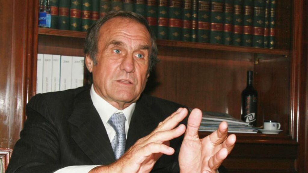 El senador Carlos Reutemann fue trasladado a una sala general