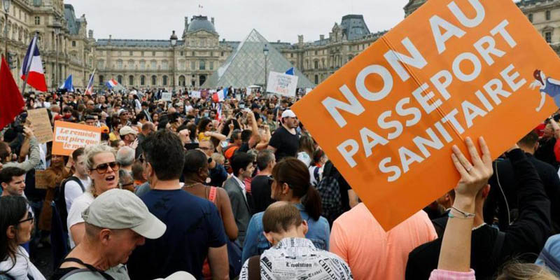 Disturbios en Francia en una manifestación contra el carnet de vacunación