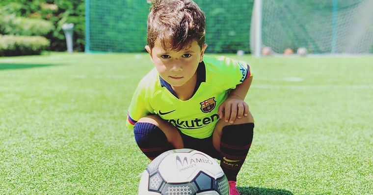 La sorprendente habilidad de Mateo Messi con la pelota de fútbol que se hizo viral