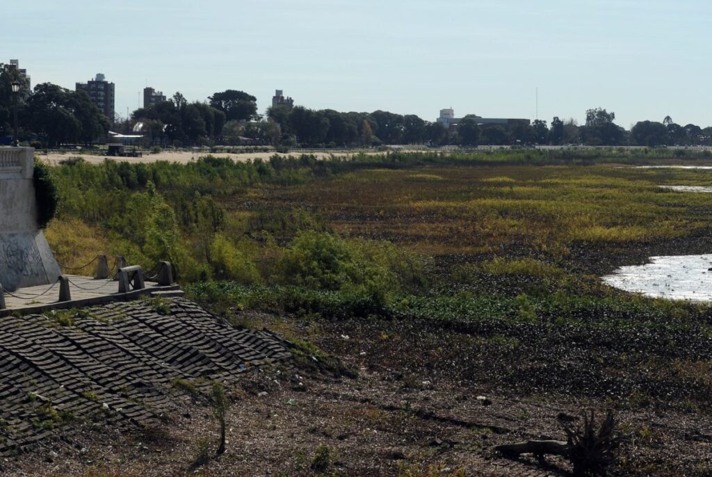 Ante la bajante histórica, el municipio solicita evitar caminar por el lecho de la Laguna Setúbal