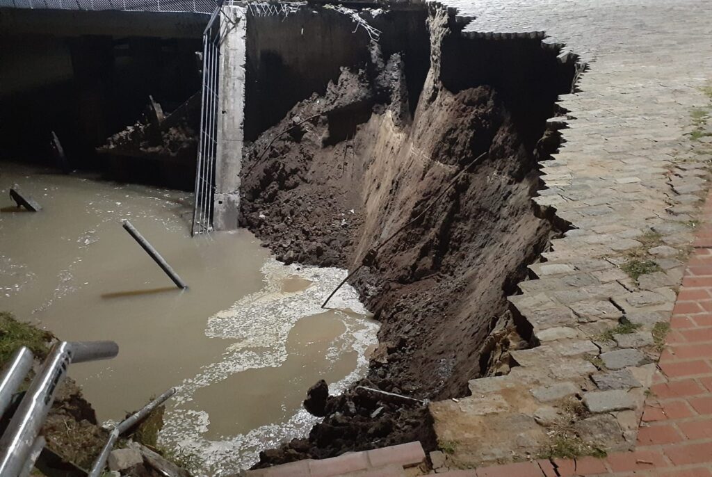 Impactante derrumbe de una parte de la barranca del Parque España en Rosario