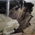 Impactante derrumbe de una parte de la barranca del Parque España en Rosario