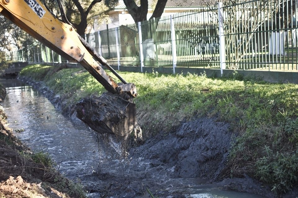 La Municipalidad limpió 19 mil metros de canales a cielo abierto