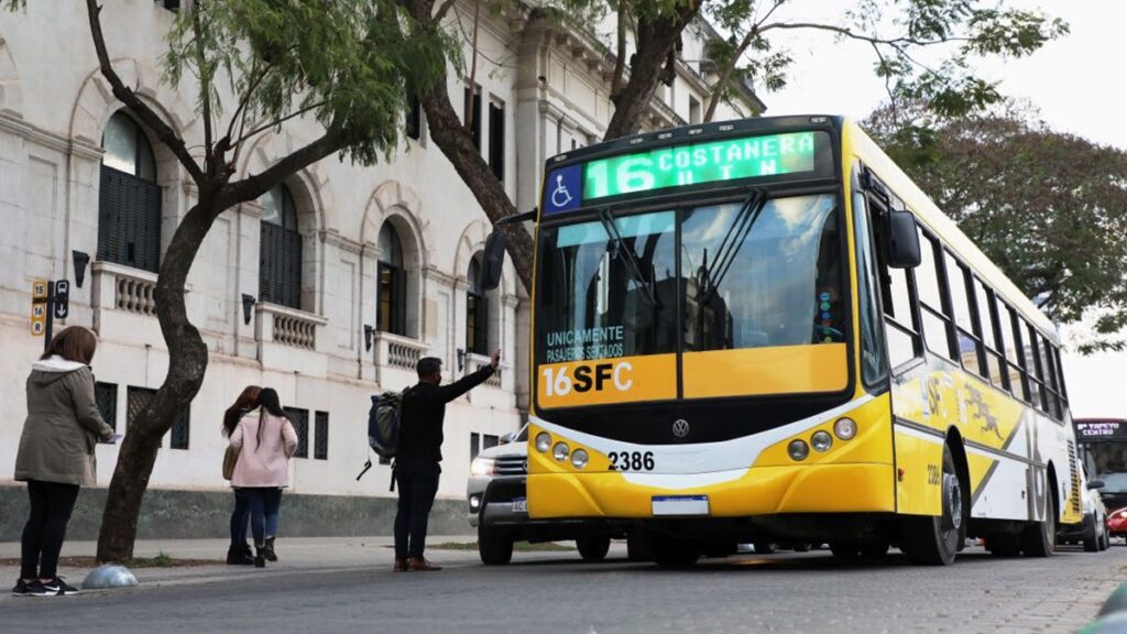 Anunciaron un paro de colectivos para este viernes