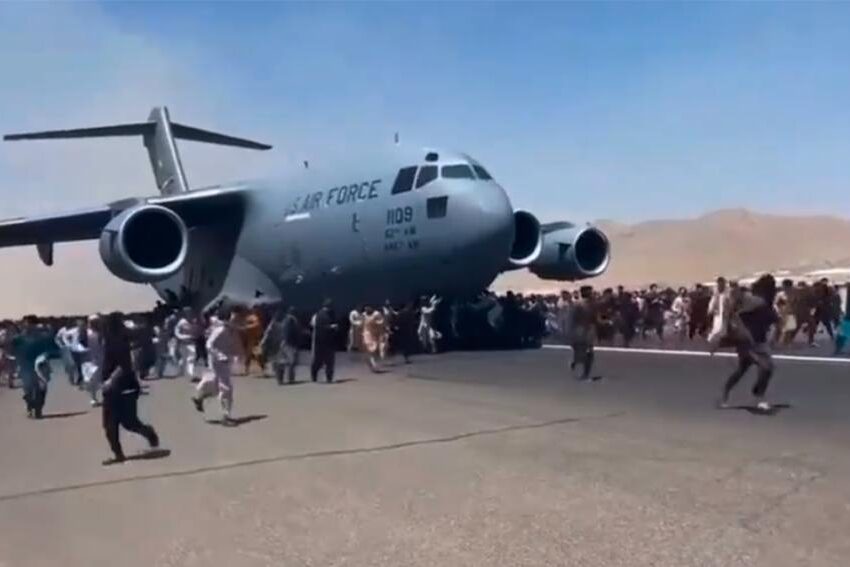 Horror en Afganistán: desesperados por huir del país se colgaron de aviones y cayeron al vacío