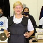 Pre Candidata a concejal de Rosario reparte “chalecos antibalas caseros”