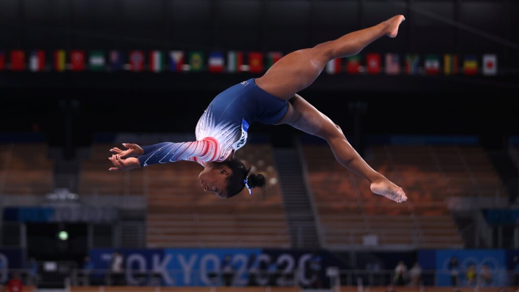 Simone Biles regresó a la competencia y ganó el bronce en la barra de equilibrio