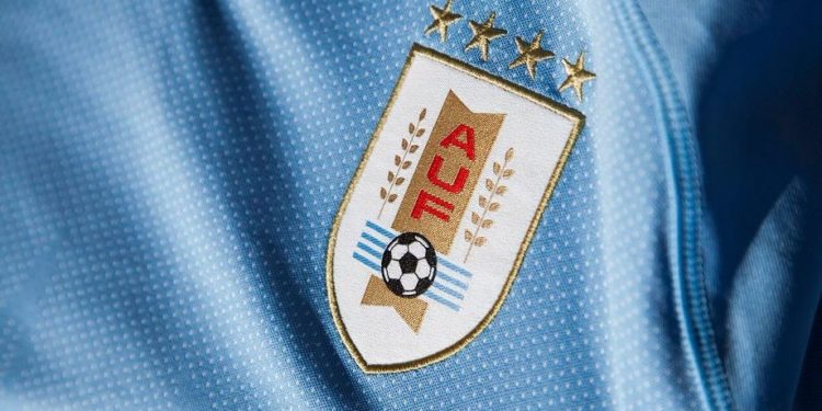 La FIFA le exigió a Uruguay que quite dos estrellas de su escudo