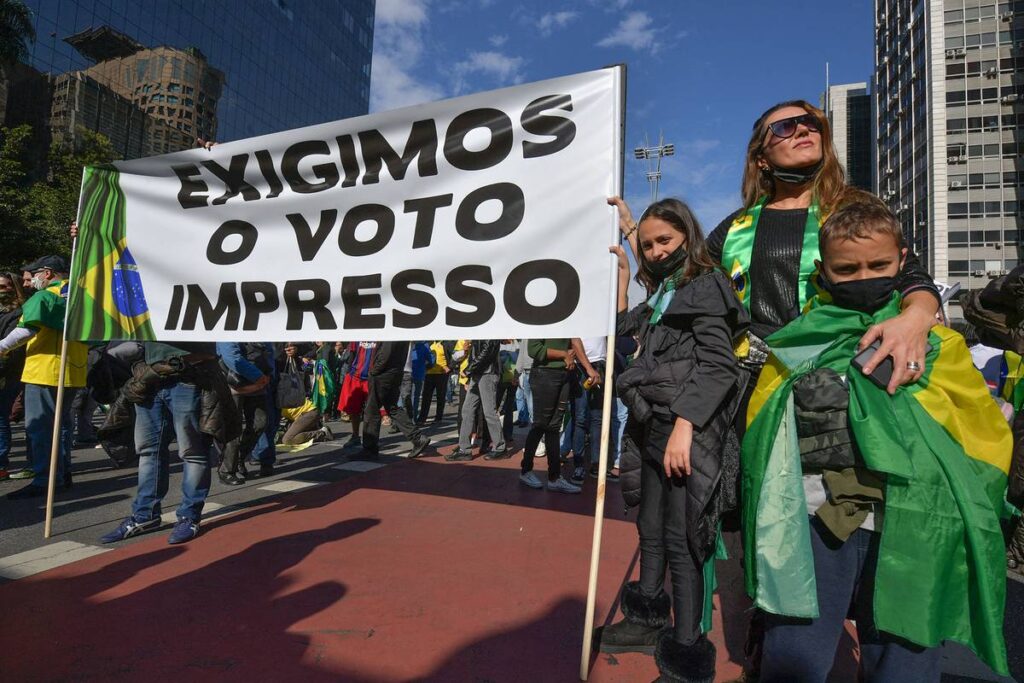 Miles de partidarios de Bolsonaro protestaron contra el sistema electoral en Brasil