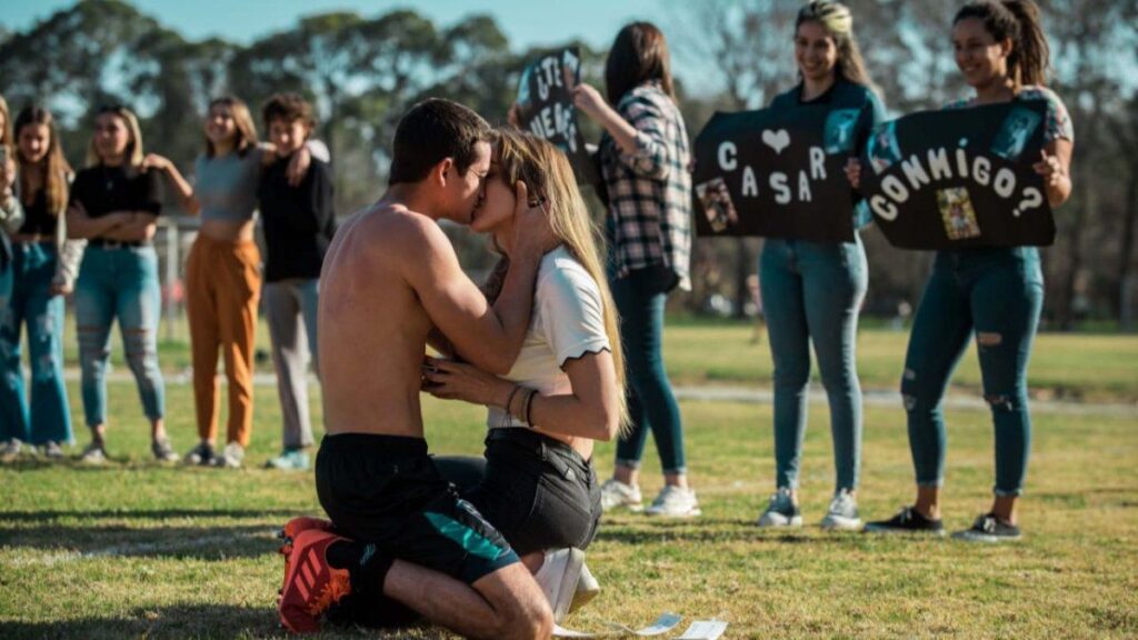 La romántica propuesta de casamiento en una cancha de fútbol que se hizo viral