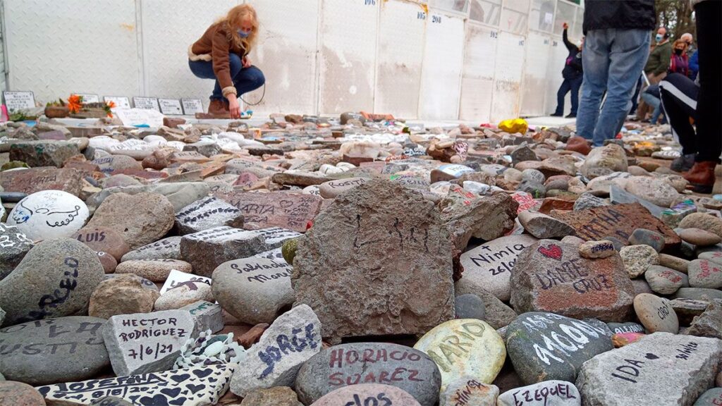 Marcha de las Piedras: emotivo homenaje a los fallecidos por coronavirus en Plaza de Mayo y Olivos