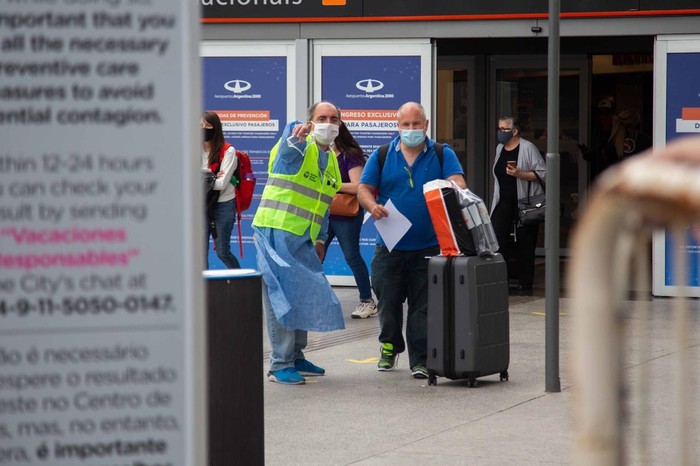 Las personas vacunadas con ambas dosis que viajen por trabajo no deberán hacer cuarentena