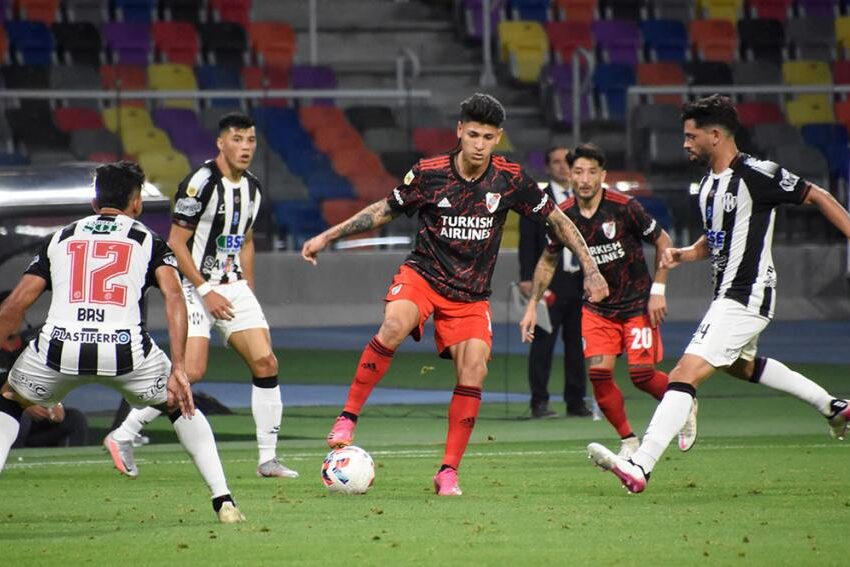 En un partidazo, River venció a Central Córdoba y sigue prendido en el campeonato