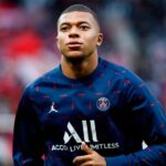 Mbappé se quedará en el París Saint-Germain por una temporada más