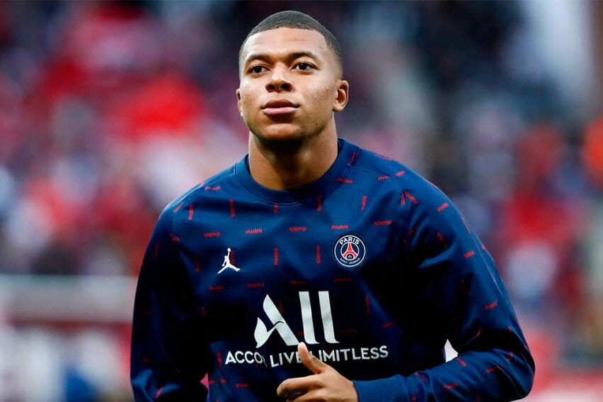 Mbappé se quedará en el París Saint-Germain por una temporada más