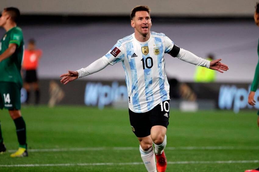 Messi tuvo una noche mágica y Argentina festejó ante Bolivia en el Monumental