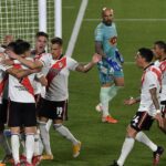 River consiguió una trabajosa victoria ante Arsenal y quedó a tiro de la punta