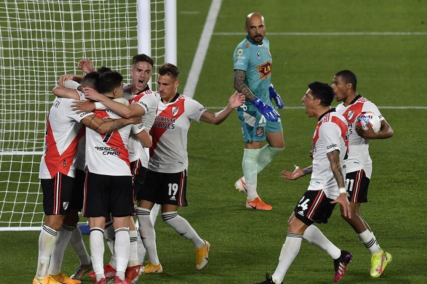 River consiguió una trabajosa victoria ante Arsenal y quedó a tiro de la punta