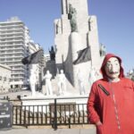 Netflix rinde tributo a “La casa de papel” frente al Monumento a la Bandera