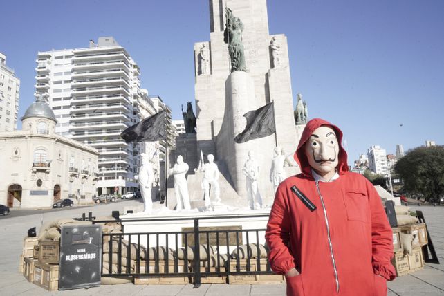 Netflix rinde tributo a “La casa de papel” frente al Monumento a la Bandera