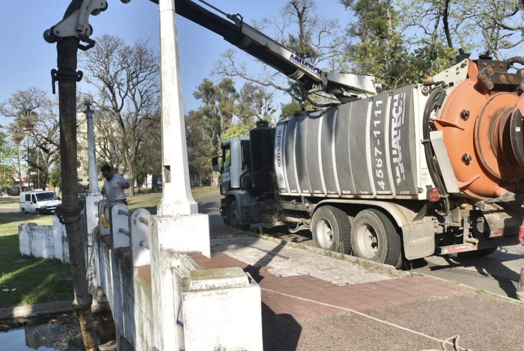 Comenzó el saneamiento y limpieza de los lagos del Parque Garay