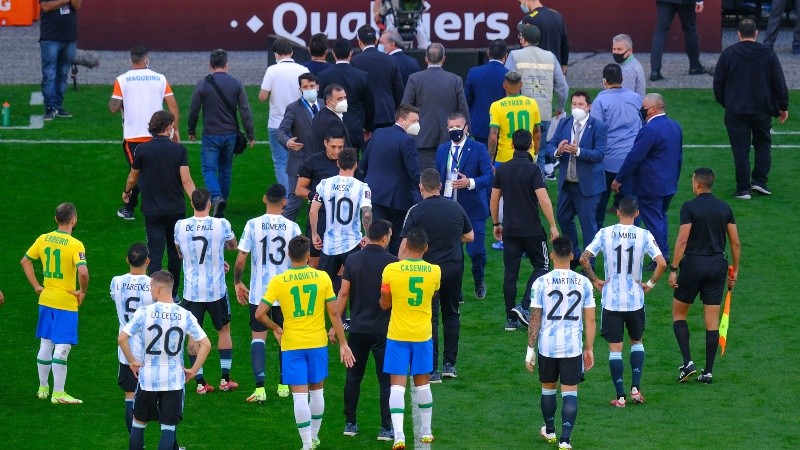 Escándalo en Argentina-Brasil: funcionarios de sanidad entraron a la cancha y se suspendió el partido