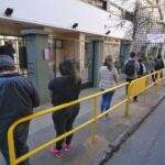 PASO 2021: Se registran largas filas para votar en la mayoría de las escuelas