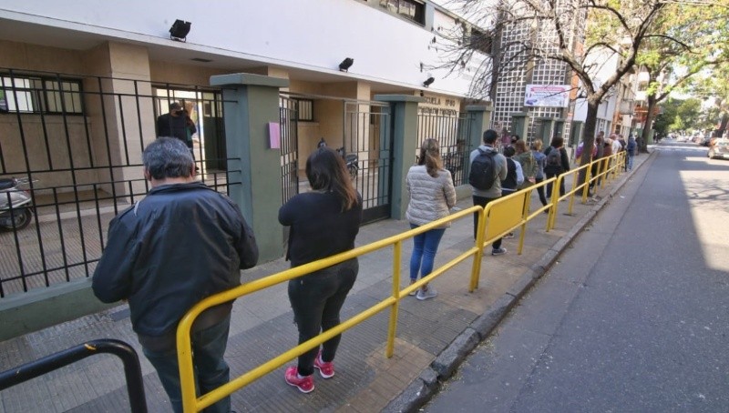 PASO 2021: Se registran largas filas para votar en la mayoría de las escuelas