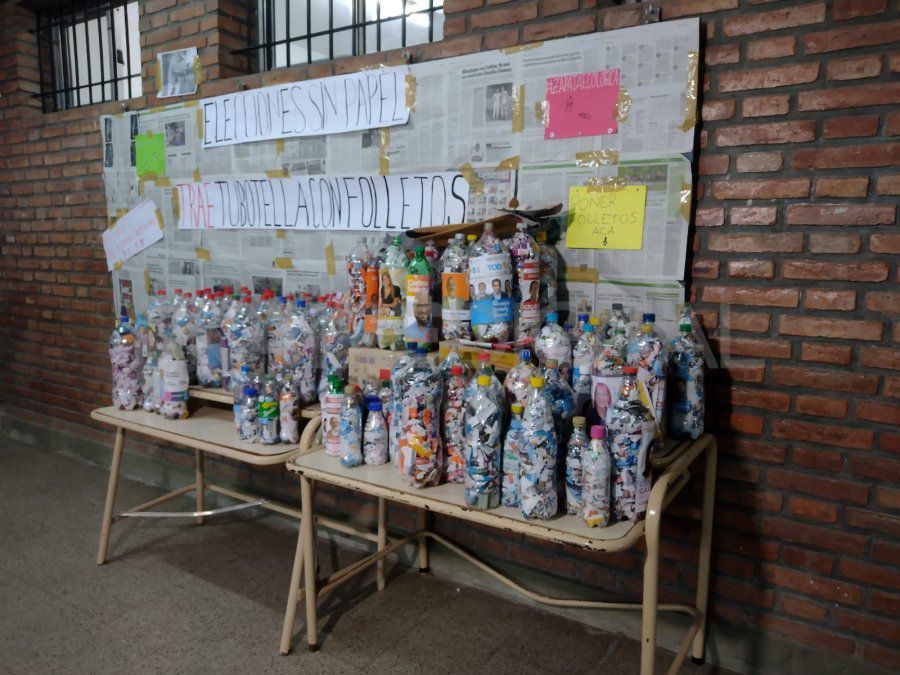 Alumnos santafesinos llenaron 100 botellas con folletos políticos en 10 días